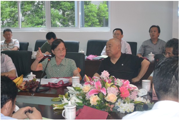 圖為協(xié)會(huì)副理事長(zhǎng)，原安徽大學(xué)副校長(zhǎng)陳慧霞女士在會(huì)上發(fā)言